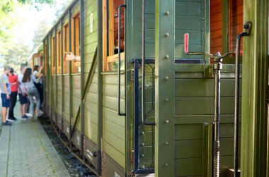 Gençlerle dolu vagonlar.