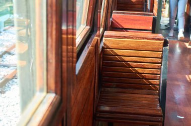 Trendeki boş koltuk.