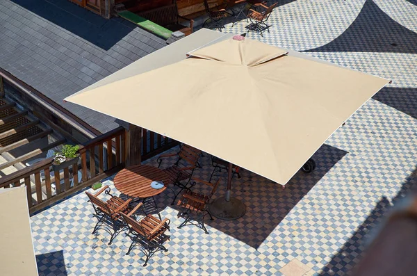 Salon de jardin sous parasol — Photo