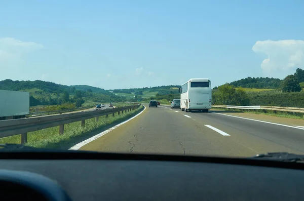 Trafik på en motorväg — Stockfoto