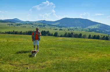 Bir köpekle tepelerde yürü.