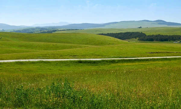 Country road through a landscape — Stock Photo, Image