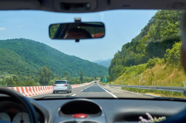 Lågintensiv Trafik Motorväg Genom Ett Pittoreskt Landskap — Stockfoto