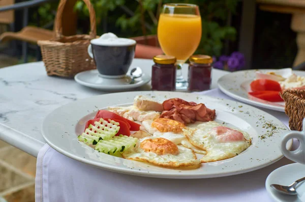 Богатый Вкусный Завтрак Соком Ана Капучино Подается Открытом Воздухе — стоковое фото
