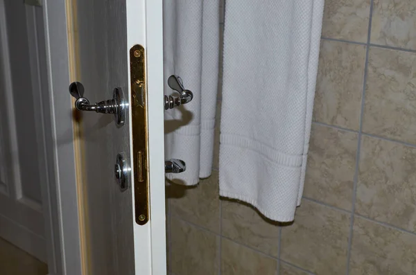 Πόρτα Μπάνιου Κρεμάμενες Πετσέτες — Φωτογραφία Αρχείου
