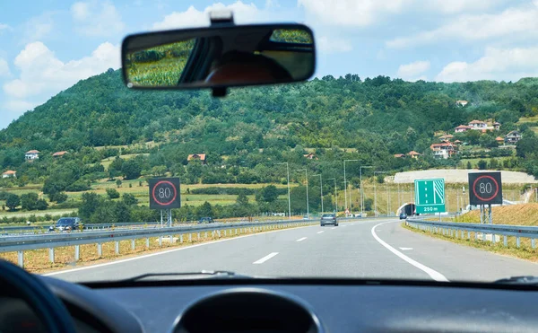 Motorvägen Serbien Genom Ett Pittoreskt Landskap Våren — Stockfoto