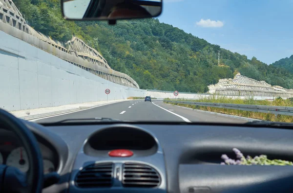 Modern Motorväg Genom Pittoresk Ravin Sett Från Ett Fordon Rörelse — Stockfoto