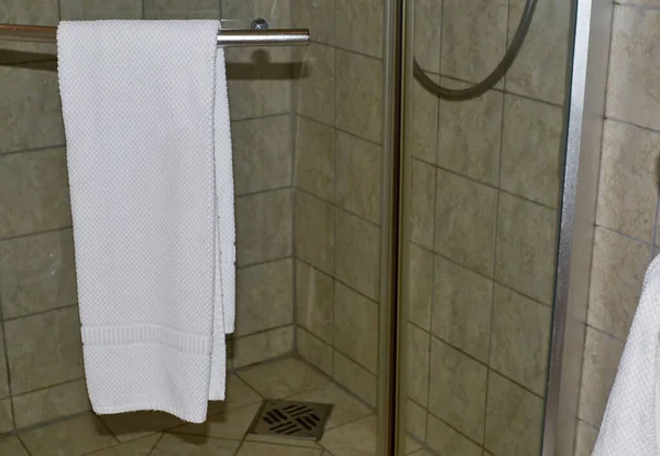 Bílý Čistý Ručník Pověšený Dveřích Sprchy — Stock fotografie
