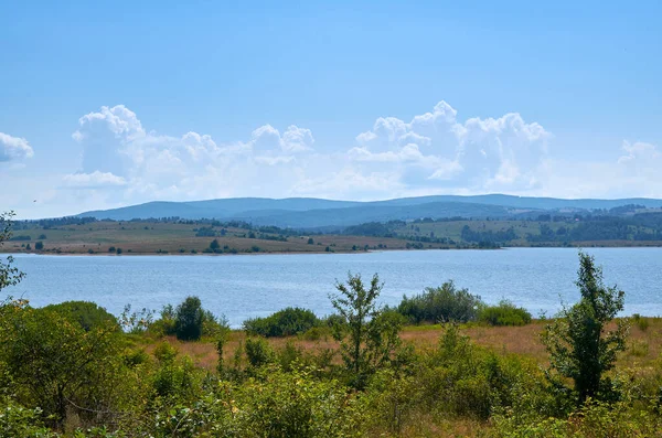 ทะเลสาบ Vlasina และชายฝ สวยงามในฤด — ภาพถ่ายสต็อก
