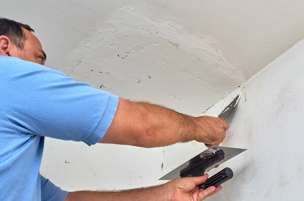 Man working with spackle during renovating works