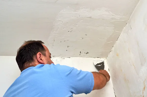 Uomo Mettere Stucco Con Una Spatola Muro Durante Lavori Ristrutturazione Immagine Stock