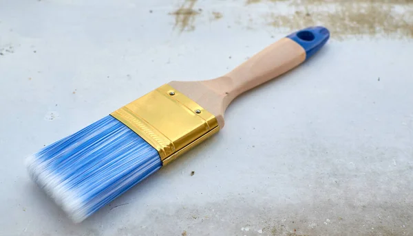 Nuovo Pennello Legno Dipingere Con Peli Blu Una Vecchia Superficie — Foto Stock