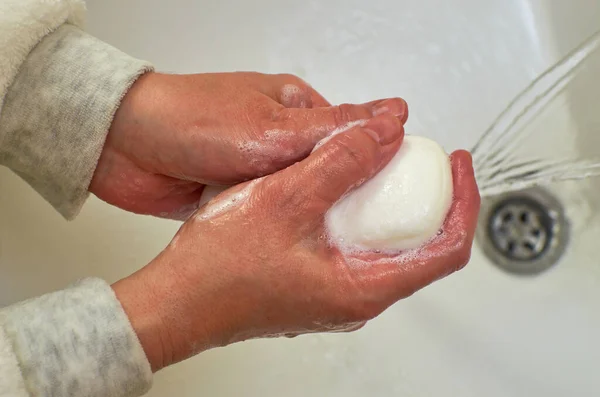 Ellerini Yıkarken Beyaz Bir Sabun Tut — Stok fotoğraf