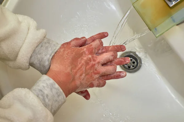 Musluktan Akarken Lavabonun Üzerinde Ellerini Yıkamak — Stok fotoğraf