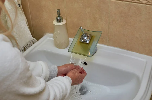 Hände Waschen Über Einer Spüle Während Wasser Aus Dem Wasserhahn — Stockfoto