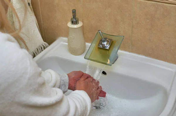 Mencuci Tangan Atas Wastafel Sementara Air Mengalir Dari Keran — Stok Foto