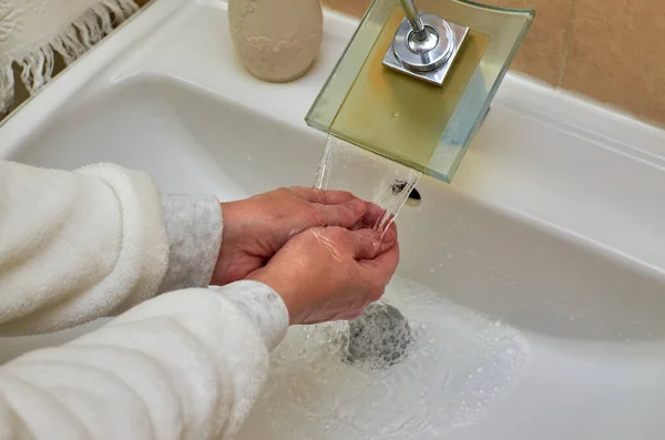 Mencuci Tangan Atas Wastafel Sementara Air Mengalir Dari Keran — Stok Foto