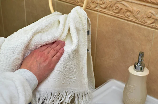 화장실에서 세탁을 말리기 수건을 사용하는 — 스톡 사진