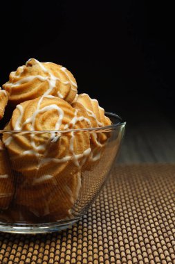 Bambu peçeteye kurabiye ile saydam vazo