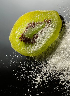 Kurutulmuş kivi dilim ile şeker serpilir 