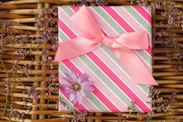 Caja de regalo con lazo rosa — Foto de Stock