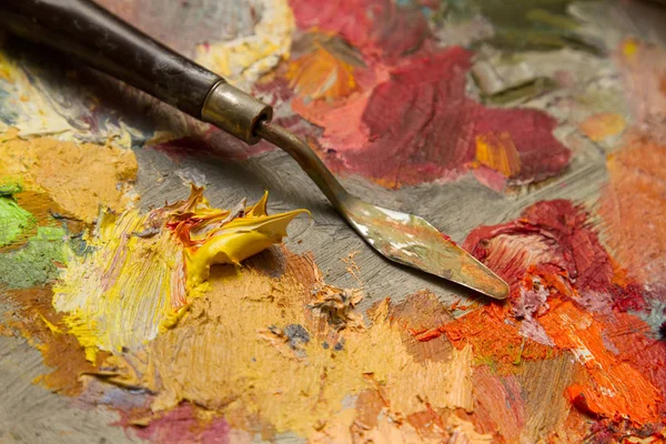 Espátula en una paleta con pinturas al óleo — Foto de Stock