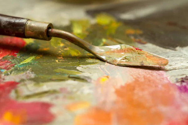 Spatula pe o paletă colorată closeup — Fotografie, imagine de stoc