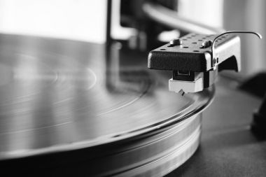 Vinil kayıt üzerinde eski bir kamyonet. siyah beyaz resim