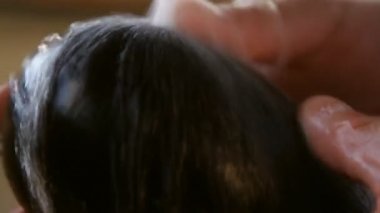 Erkekler ellerini patlıcan akan suyun altında yıkayın. yakın çekim