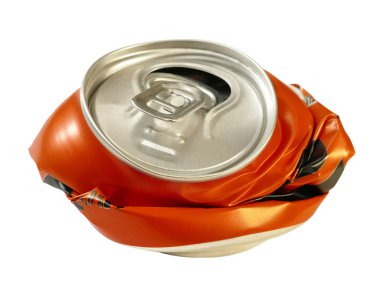 Beyaz arka planda buruşmuş teneke kutu