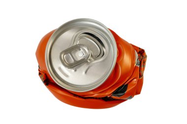 Buruşmuş teneke kutu beyaz arkaplanda izole