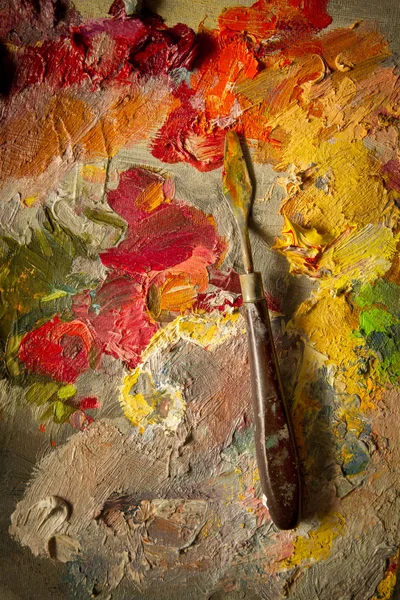 Espátula en una paleta con pinturas al óleo . — Foto de Stock