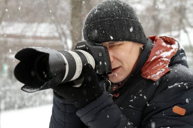 Odessa, Ukrayna - 24 Şubat 2018: Canon 5d kameralı fotoğrafçı