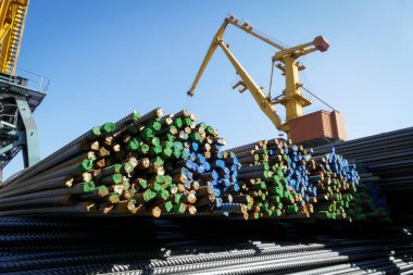 Bina takviyesi yakın plan. Limandaki iskelede kargo..