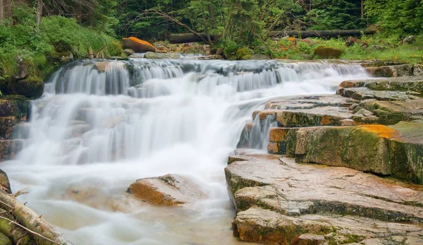 Водопад в Гигантских горах — стоковое фото