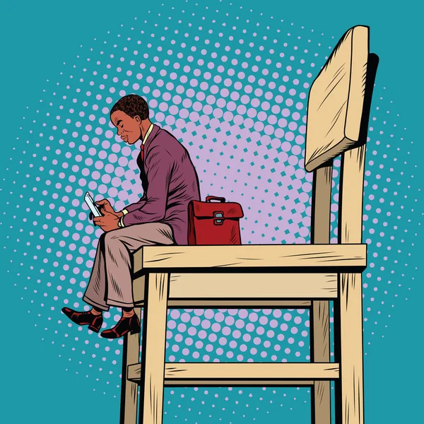 Kleinunternehmer auf dem großen Stuhl und Smartphone — Stockvektor