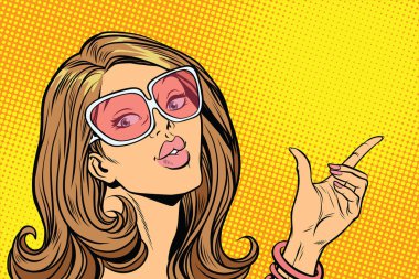 Güzel kadın güneş gözlüğü, tutun el jest