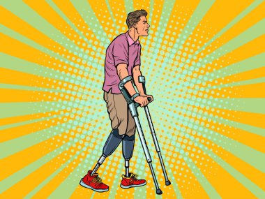Koltuk değnekleriyle biyonik protezi olan bacaksız bir gazi. Engelli bir adam sakatlandıktan sonra yürümeyi öğrenir. rehabilitasyon tedavisi ve iyileşme
