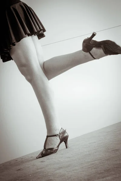 Mulher dançando pernas — Fotografia de Stock