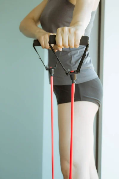 Mujer con resistencia tubo fitness — Foto de Stock