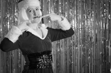 kadın Noel Baba gibi giyinmiş