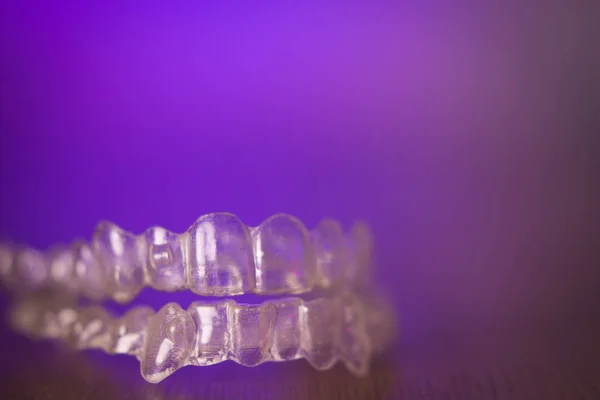 Korekta zębów dentystycznych niewidoczny ortodoncji — Zdjęcie stockowe