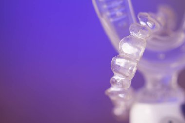 Görünmez Ortodonti ile titreşimli diş aygıtı