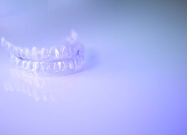 Görünmez diş hizmetli. Düzeltme hizalama takma diş.