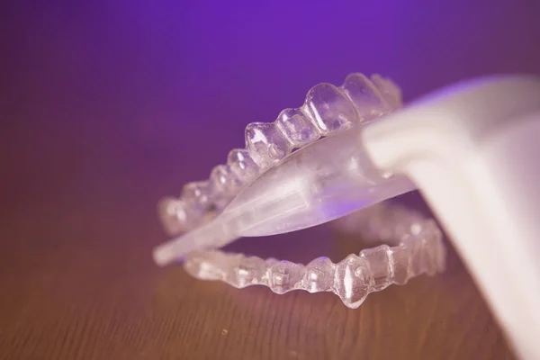 Vibrierendes Zahngerät mit unsichtbarer Kieferorthopädie — Stockfoto