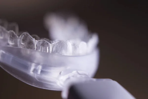 Wibracyjny urządzenia dentystyczne z invisible Ortodoncja — Zdjęcie stockowe