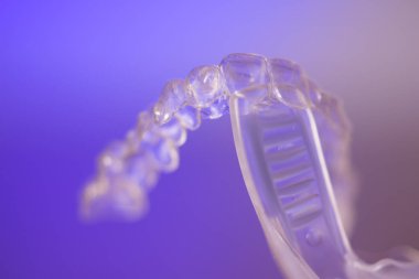 Görünmez Ortodonti ile titreşimli diş aygıtı