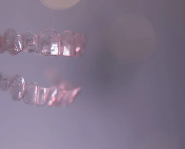 Zahnkieferorthopädische Korrektur unsichtbarer Zähne — Stockfoto