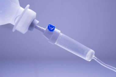 Fizyolojik serum bir şişe parçası