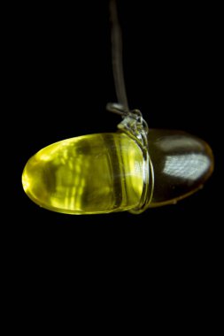 Havada asılı balık yağı kapsülü